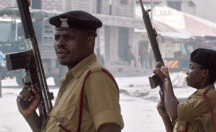 Starcia pomiędzy policją a protestującymi w związku ze śmiercią Ibrahima 'Rogo' Omara.