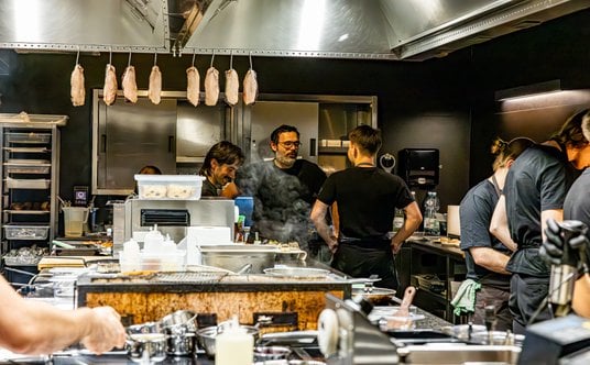 Andrea Camastra z zespołem restauracji Nuta.