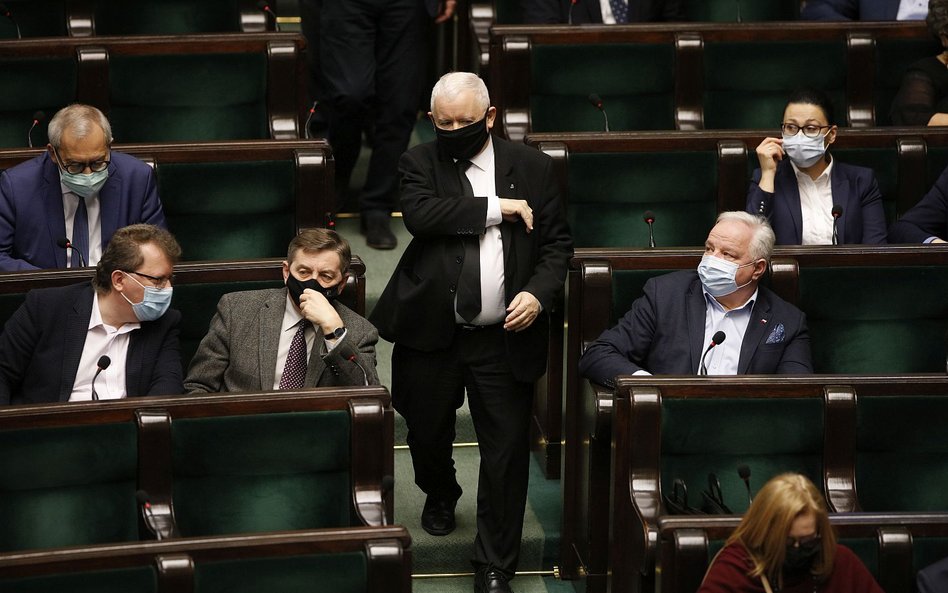 Sondaż. Duża przewaga PiS nad KO, Co piąty Polak nie wie, na kogo oddać głos