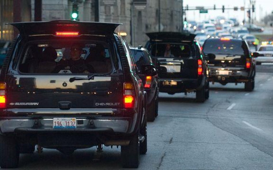 Kolumna samochodów prezydenta elekta Baracka Obamy na ulicach Chicago