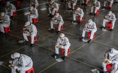 Pracownicy fabryki Hondy w Wuhan w trakcie przerwy na lunch