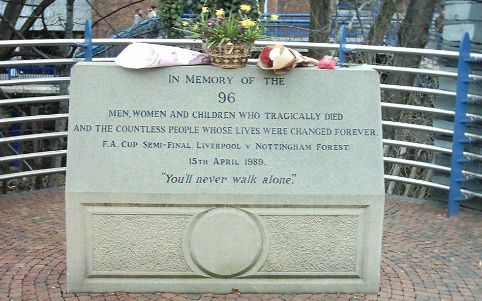 Pomnik na cześć 96 ofiar wypadku na stadionie Hillsborough