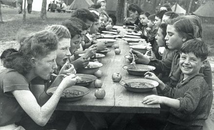 Wychowankowie Domu Sierot Żydowskich w Otwocku przy obiedzie