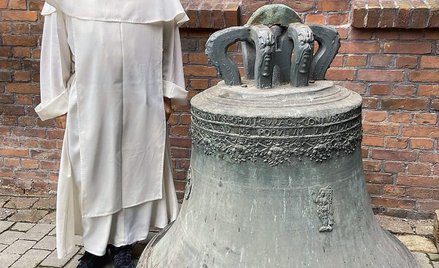 Przeor Michał Osek z dzwonem „Mikołajem”, który wrócił do Gdańska. – Odzyskaliśmy prawdziwy skarb – 