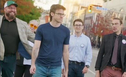 Brady Rogers (w środku, na pierwszym planie) zdobył mandat w wyborach na radnego w Kanadzie