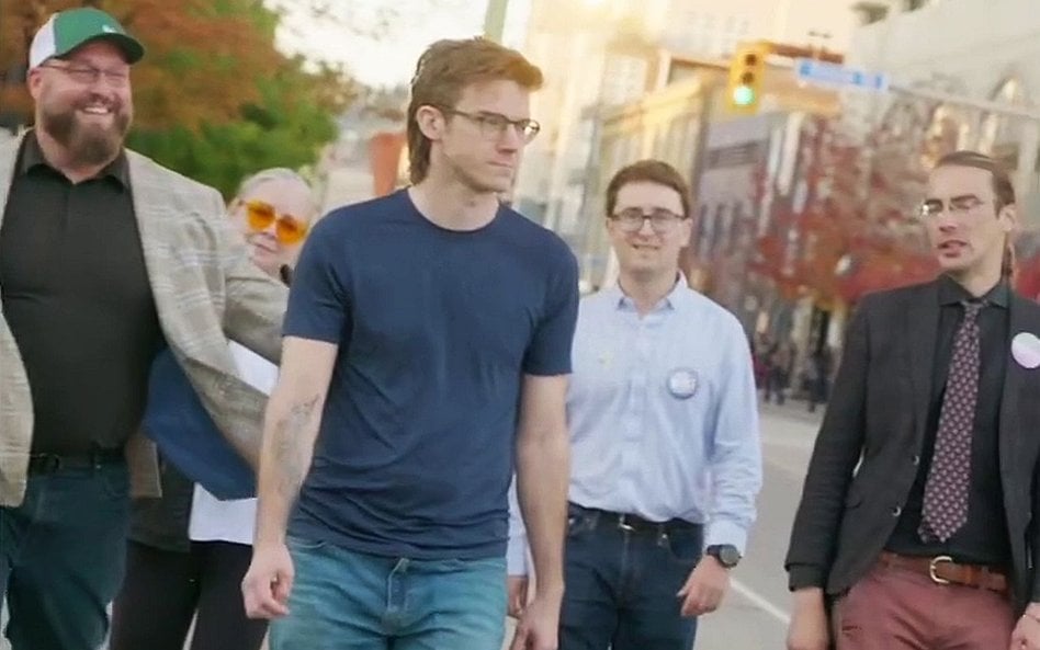 Brady Rogers (w środku, na pierwszym planie) zdobył mandat w wyborach na radnego w Kanadzie