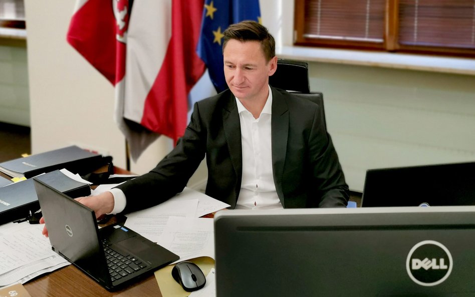 Wszyscy samorz&#x105;dowcy chc&#x105; &#x15b;pieszy&#x107; na ratunek przedsi&#x119;biorcom. Wyk&#x1