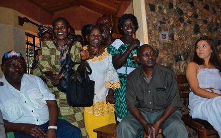 Wszyscy byli na miejscu. Cała wieś. Krewni, przyjaciele, krewni krewnych. Kobiety i mężczyźni. Prośc