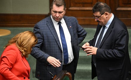 Posłowie PiS Ryszard Bartosik (P) i Przemysław Czarnek (C) na sali obrad Sejmu w Warszawie, 6 bm. Po