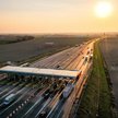 W zamyśle strategów partyjnych zniesienie opłat na autostradowych bramkach pozwoli upiecz wiele piec