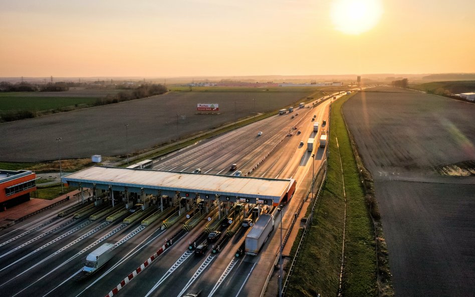 W zamyśle strategów partyjnych zniesienie opłat na autostradowych bramkach pozwoli upiecz wiele piec