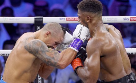 Ołeksandr Usyk (z lewej) był faworytem w walce z Anthonym Joshuą i wygrał, a teraz chciałby zmierzyć