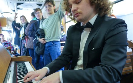 Bywa, że nie dla wszystkich jest miejsce siedzące, wtedy jak zawsze w tramwaju tzreba trzymać się mo