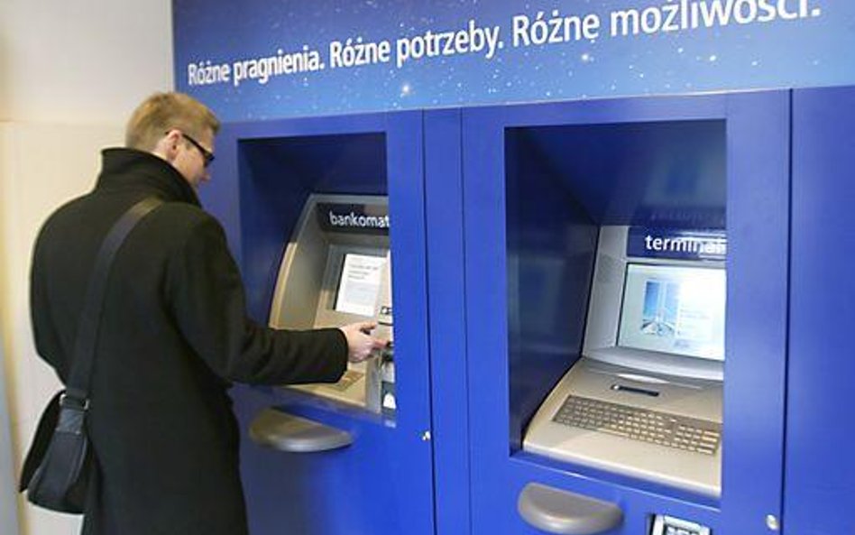 Ile kosztują dodatkowe usługi w bankomatach