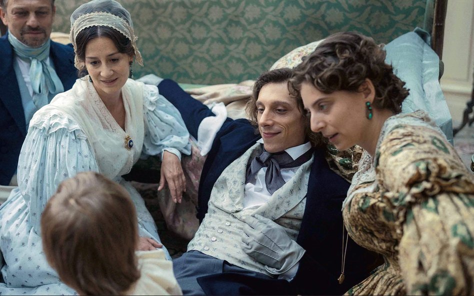 W filmie „Chopin, Chopin!” kompozytor jest pokazany jako międzynarodowy celebryta. O jego związkach 