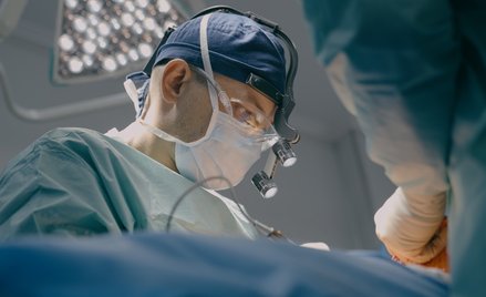 Spółka neurochirurgów zarabiała nawet 26 tys. zł. na godzinę. NFZ nałożył karę na szpital