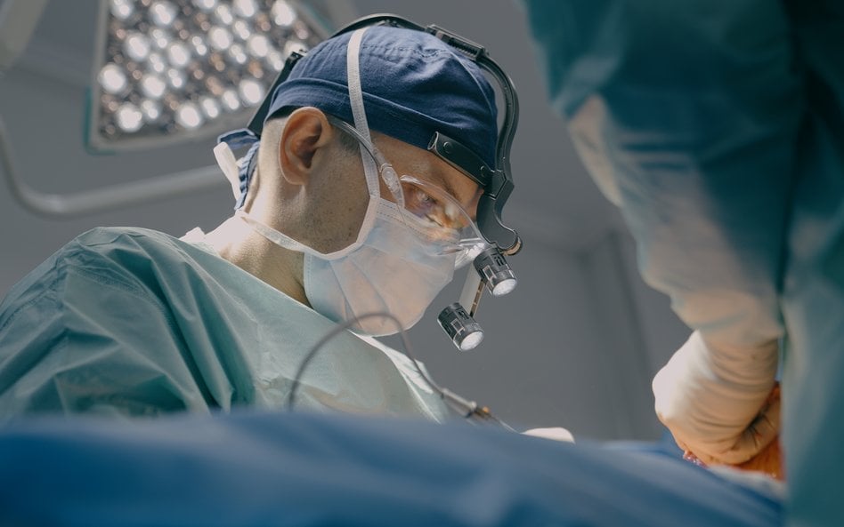 Spółka neurochirurgów zarabiała nawet 26 tys. zł. na godzinę. NFZ nałożył karę na szpital
