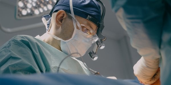 Neurochirurdzy wystawiali szpitalom rachunki do 300 tys. zł za dniówkę