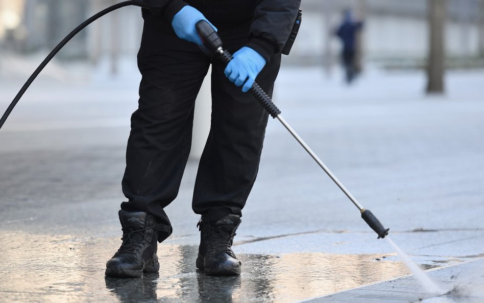 Malezja ostrzega przed trzecią falą infekcji. "Jak tsunami"