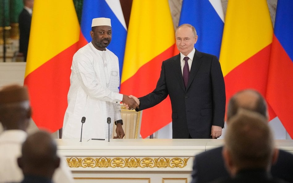 Prezydent Mali Assimi Goita podczas spotkania z Władimirem Putinem