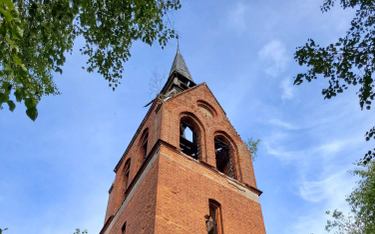 Wieża kościoła w Małdze na terenie reaktywowanego poligonu