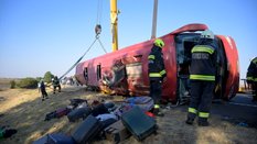 Polski autobus turystyczny wpadł do rowu na węgierskiej autostradzie M3