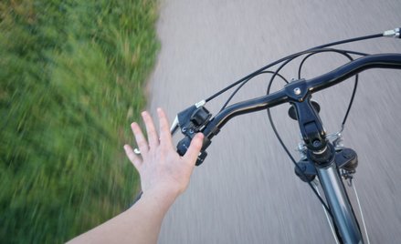 Kierowca na podwójnym gazie straci auto, a co z rowerzystami?