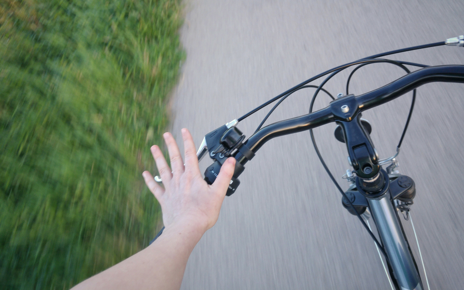 Kierowca na podwójnym gazie straci auto, a co z rowerzystami?