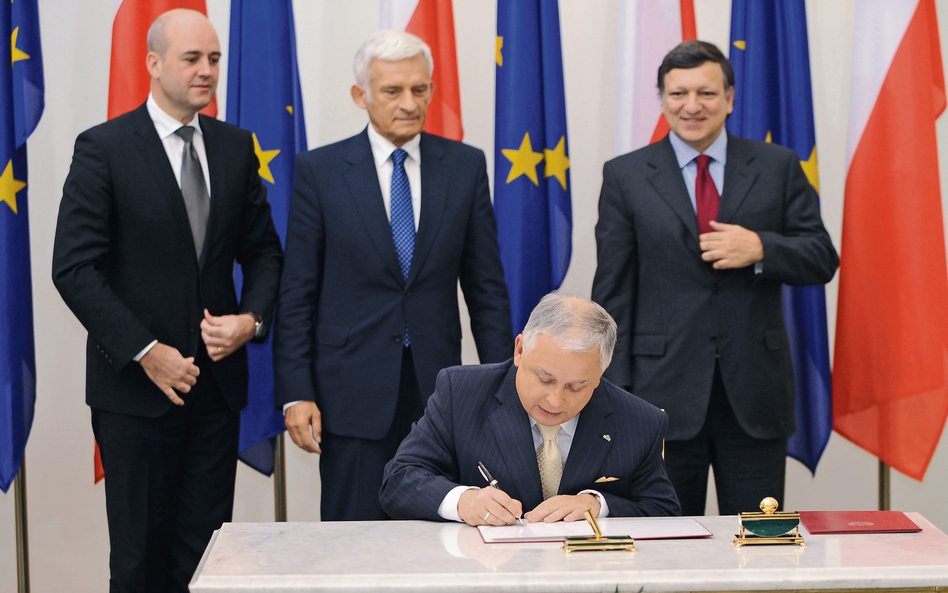 Prezydent Lech Kaczyński, przystępując do traktatu lizbońskiego (na zdjęciu ratyfikuje traktat 10 pa