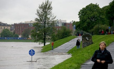 Po ulewnych deszczach na nadwiślańskich terenach Krakowa potęguje się zagrożenie powodzią i podtapia