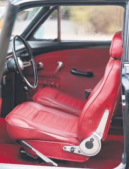 Czerwień tapicerki i obić foteli przyjemnie kontrastuje z ciemnym wnętrzem.