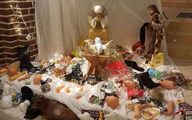 Śmieci, używki i części lalek w kościelnej szopce