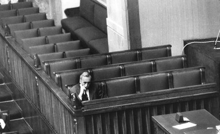 Robert Krasowski nie polemizuje z tezą o kunkta-torstwie Tadeusza Mazowiec-kiego, ale podnosi je do 