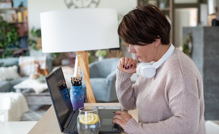 Podczas pracy w domu czujemy się swobodniej.