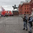 Funkcjonariusze policji przed barierami chroniącymi Plac Czerwony w Moskwie na dzień przed paradą w 