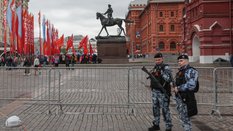 Funkcjonariusze policji przed barierami chroniącymi Plac Czerwony w Moskwie na dzień przed paradą w 