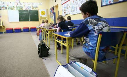 Dla uczniów z orzeczeniem o potrzebie kształcenia specjalnego w szkołach i przedszkolach opracowuje 