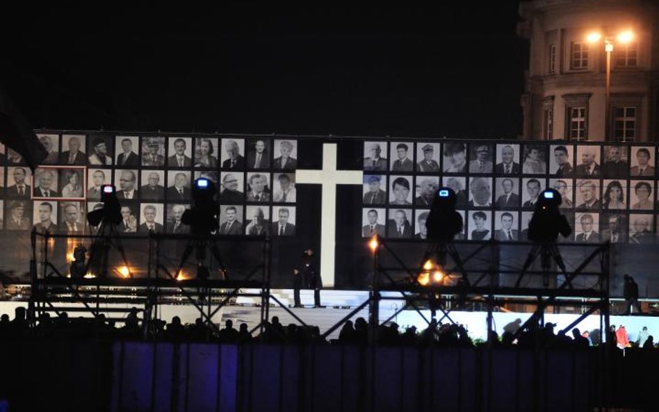 Zobacz jak zapełniał się Plac Piłsudskiego