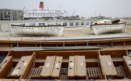 Łodzie ratunkowe używane kiedyś na pokładzie Queen Elizabeth 2 leżą na nabrzeżu. W czasie służby lin