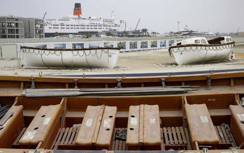 Łodzie ratunkowe używane kiedyś na pokładzie Queen Elizabeth 2 leżą na nabrzeżu. W czasie służby lin