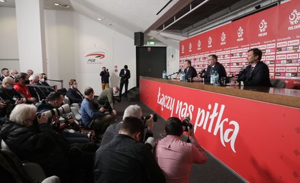 Czesław Michniewicz podczas konferencji prasowej, na której został przedstawiony jako selekcjoner, p