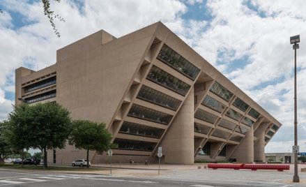 Powstanie budynku ratusza związane jest ze zmianami, które zaszły w Dallas po zabójstwie prezydenta 