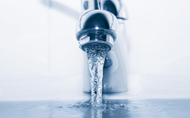 Kary za brak wody w kranie: 500 zł za każdy dzień opóźnienia