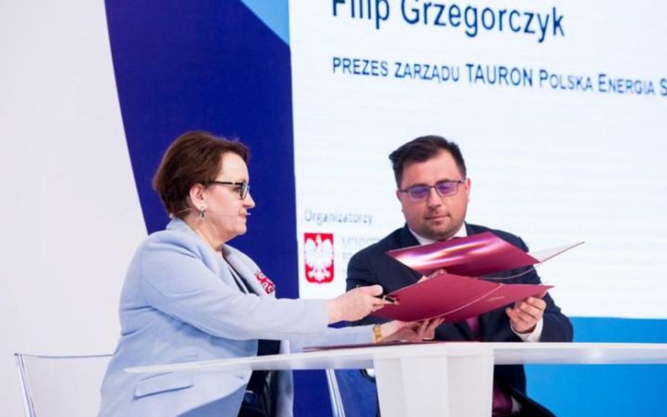 Tauron współpracuje z ponad 50 placówkami edukacyjnymi. Na zdjęciu minister edukacji Anna Zalewska i