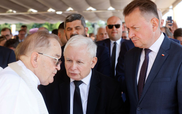 Prezes PiS Jarosław Kaczyński, dyrektor Radia Maryja o. Tadeusz Rydzyk i szef MON Mariusz Błaszczak 
