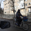 Rowerzysta na ulicach zniszczonego Bachmutu