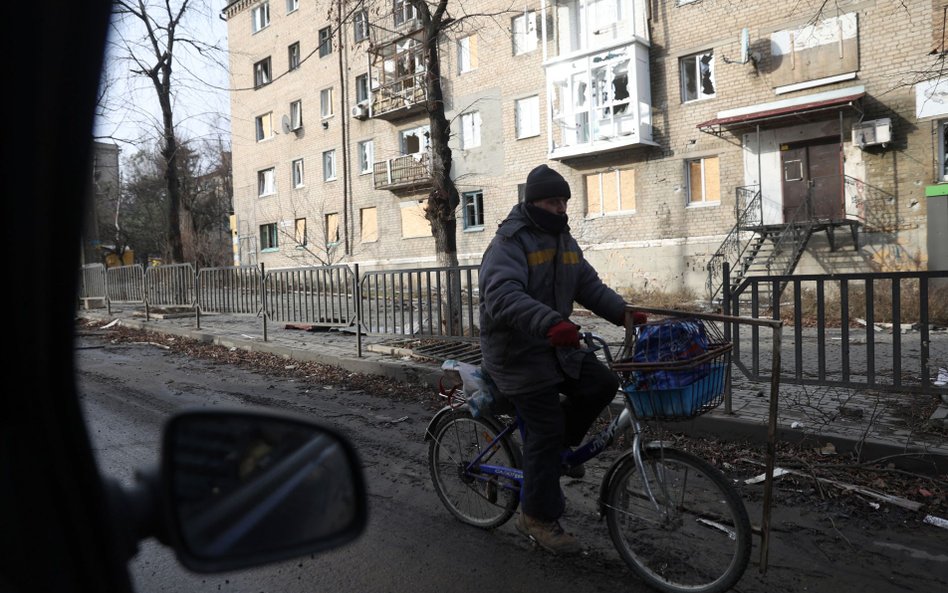 Rowerzysta na ulicach zniszczonego Bachmutu