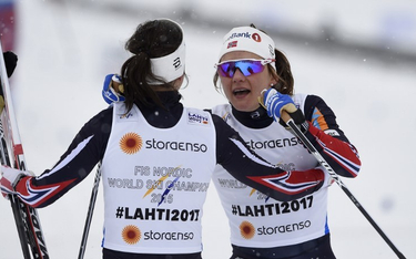 Zwyciężczynie sprintu drużynowego kobiet Heidi Weng i Maiken Caspersen Falla z Norwegii