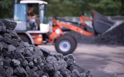 Warszawa zgodnie z ustawą sprzedaje węgiel w cenie 2 tys. zł za tonę. Na zdjęciu skład węgla w jedne