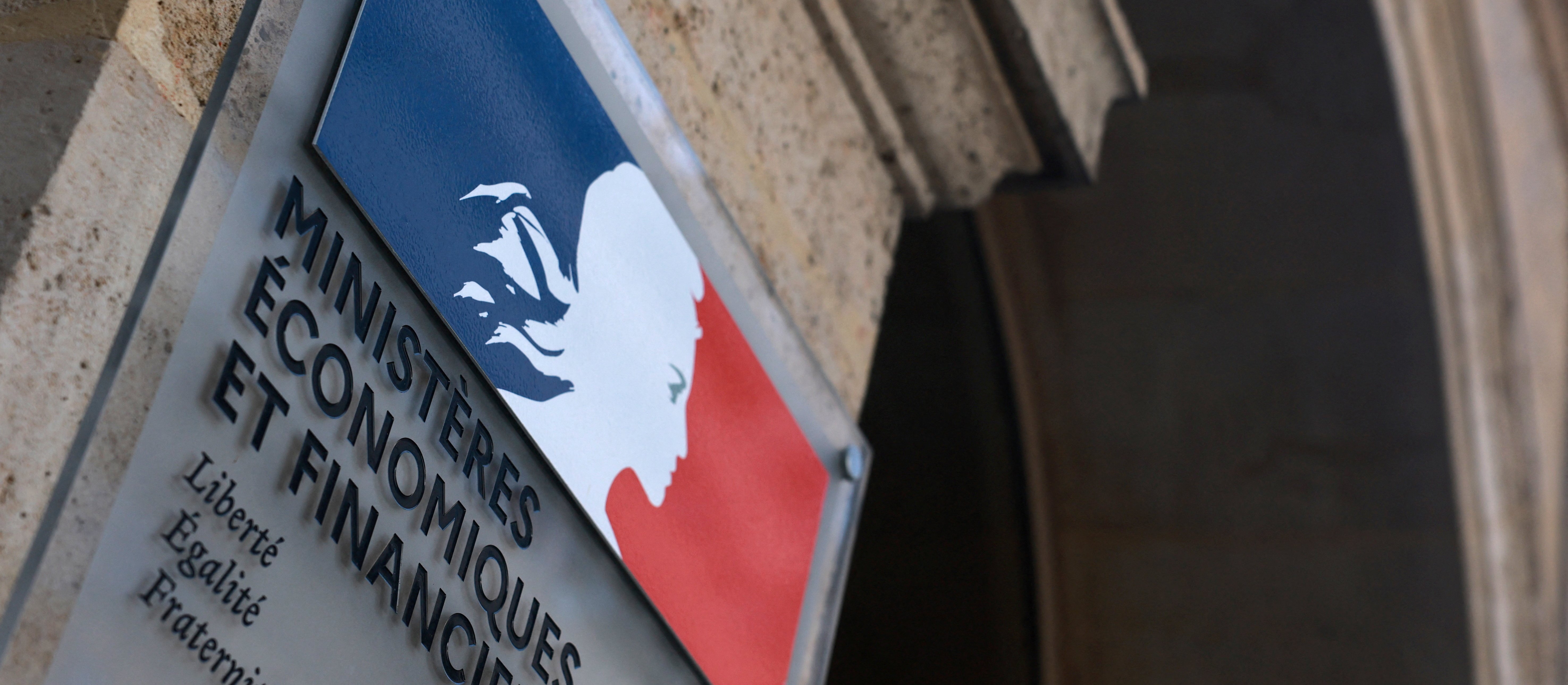 Kłopoty Francji pogłębiają się, inwestorzy kierują się ku wyjściu